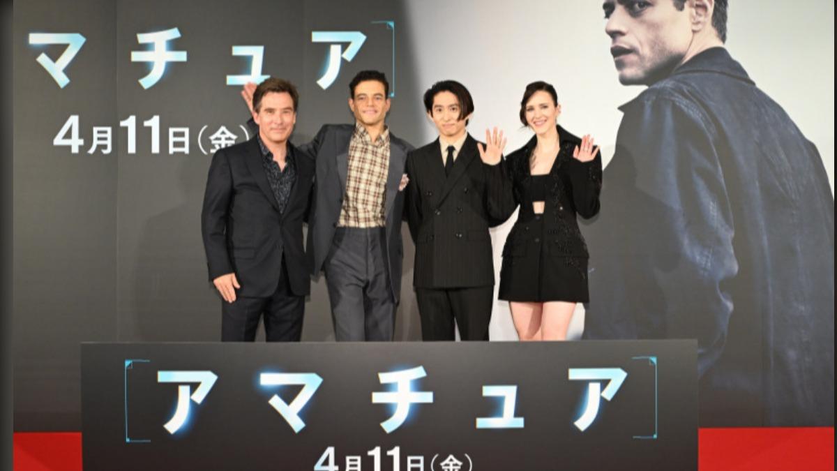 導演詹姆斯哈維斯(左起)、雷米馬利克、三宅健、瑞秋布羅斯納安在《復仇反擊戰》東京首映會開心合影。(圖/二十世紀影業提供)
