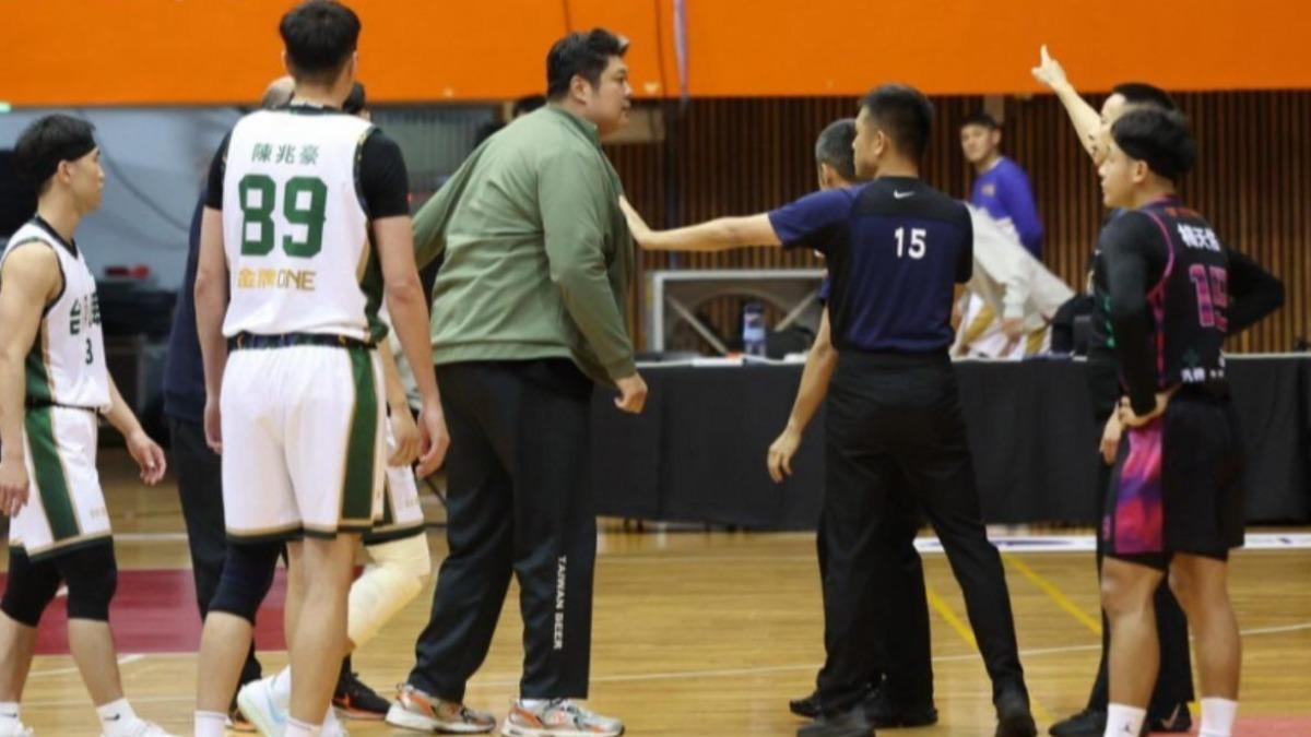 台啤助教哈孝遠不滿裁判吹罰偏袒對手，帶隊走人離場，籃協認定罷賽罰60萬。（圖／籃協提供）