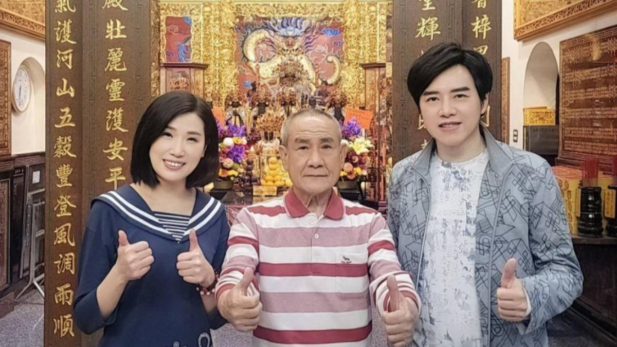 余秀娟(左)和廖偉志(右)前往金龍殿參拜。(圖/百福唱片提供)