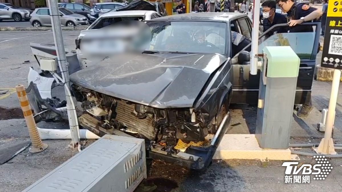 高雄94歲阿公開「瑞典坦克」闖紅燈害人摔車　暴衝撞停車場碎一片