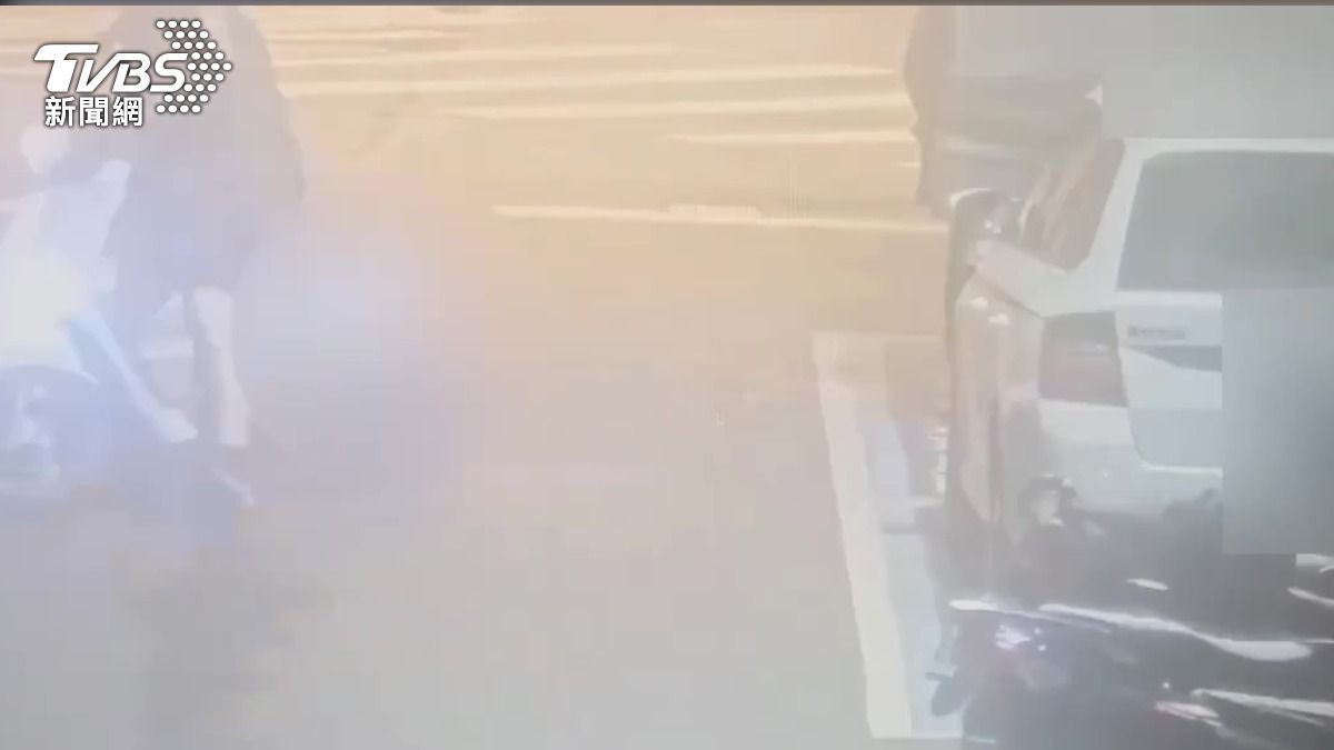 嫌犯騎乘共享機車到案發現場後突然衝撞路邊機車。(圖/TVBS)