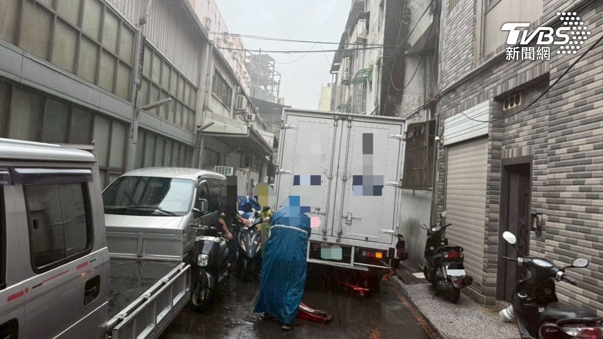 有片/新北物流貨車倒車「慘輾路人」害斷3根肋骨 恐怖畫面曝光