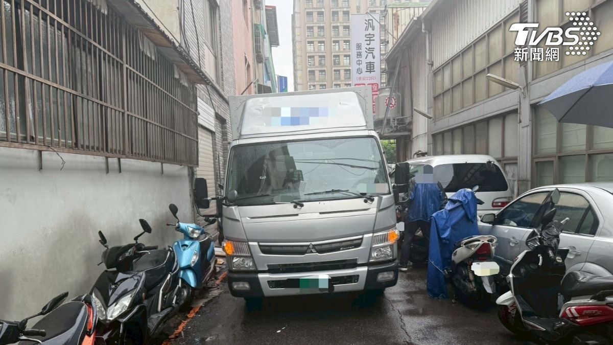 貨車行經重新路五段613巷。(圖/TVBS)
