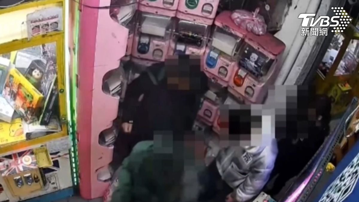 男帶「乾弟妹」板手破壞砸爆娃娃機台狂掃貨 多店受害
