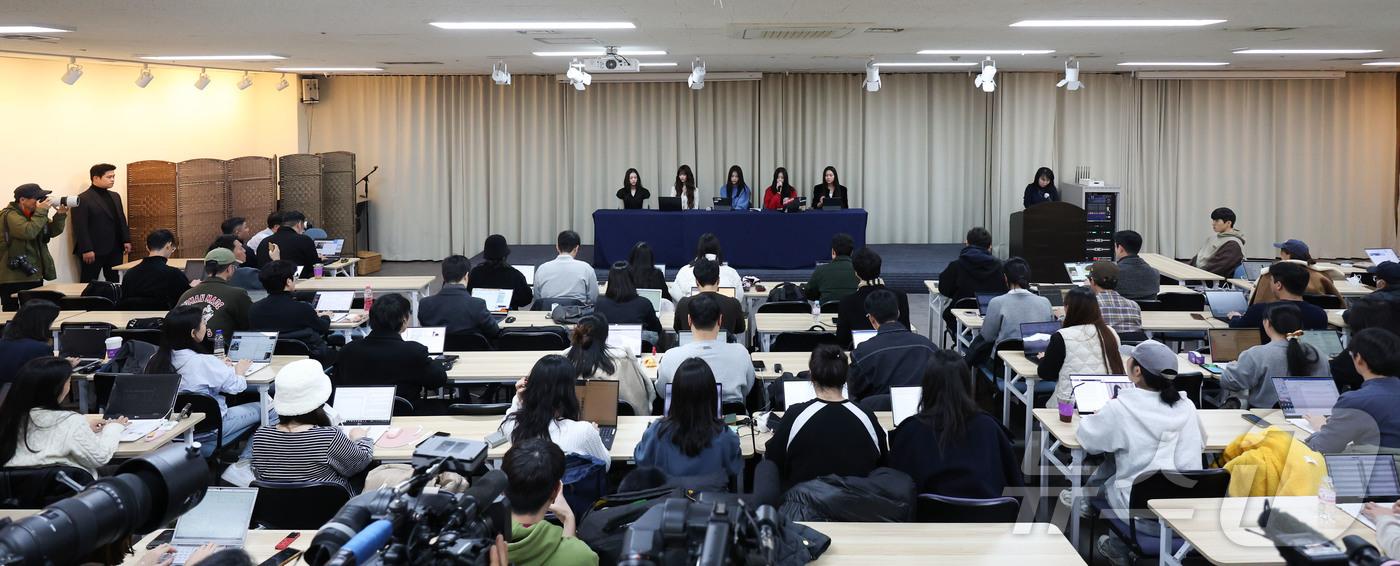 NewJeans去年11月大陣仗召開記者會,宣布跟ADOR解約。(圖/news1提供)