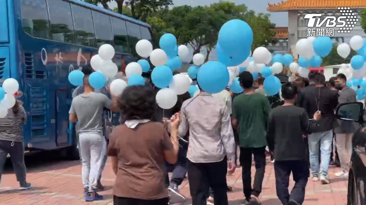 粉絲也在現場舉起藍白氣球,哀悼安嫂一路好走。(圖/TVBS)