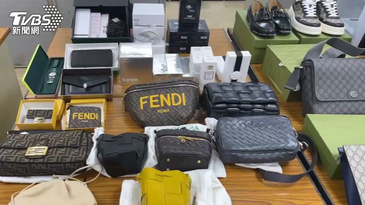 警方查獲嫌犯盜刷買來的百萬精品。（圖／TVBS）