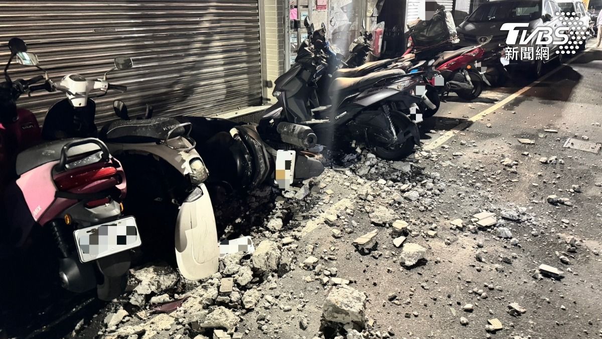 有片／三重海砂屋「磁磚雨從天降」6機車遭砸毀　居民嚇壞圍觀