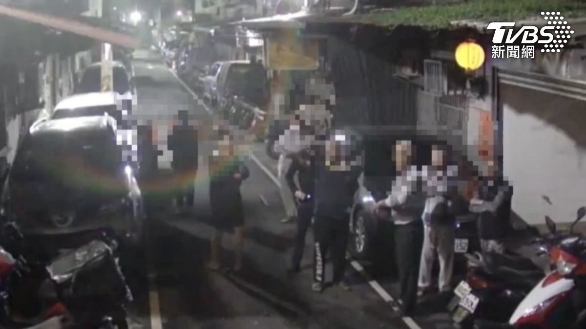 巨大聲響驚動附近居民圍觀。(圖/TVBS)