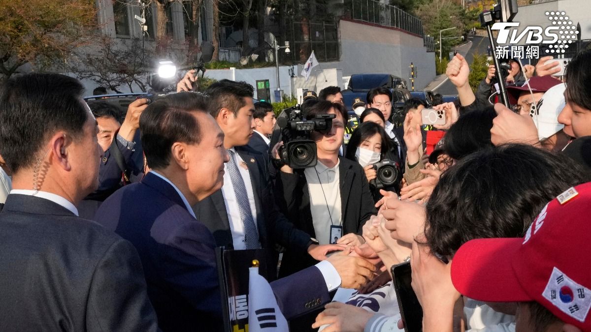 尹錫悅跟支持者握手。(圖/達志影像美聯社)