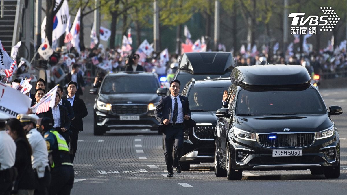 尹錫悅車隊離開官邸。(圖/達志影像美聯社)
