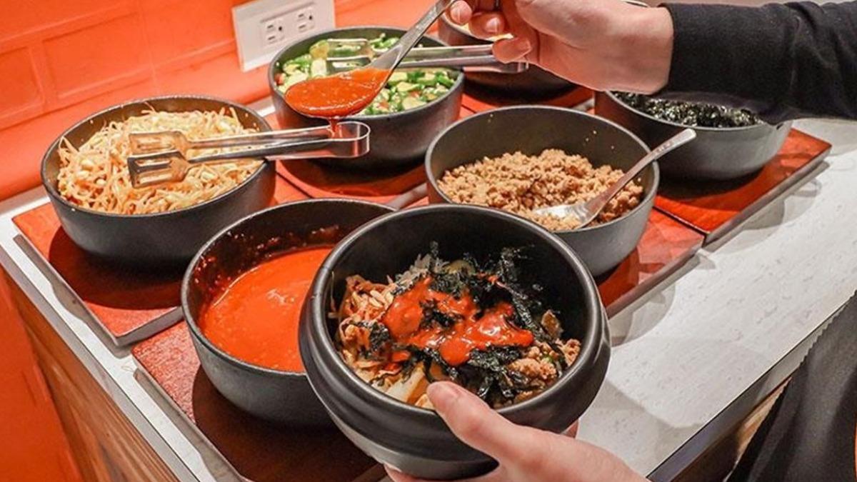 特別的是這裡有「韓式拌飯DIY」，可以挑選自己喜歡的配料。（圖／「三歲小草」提供）