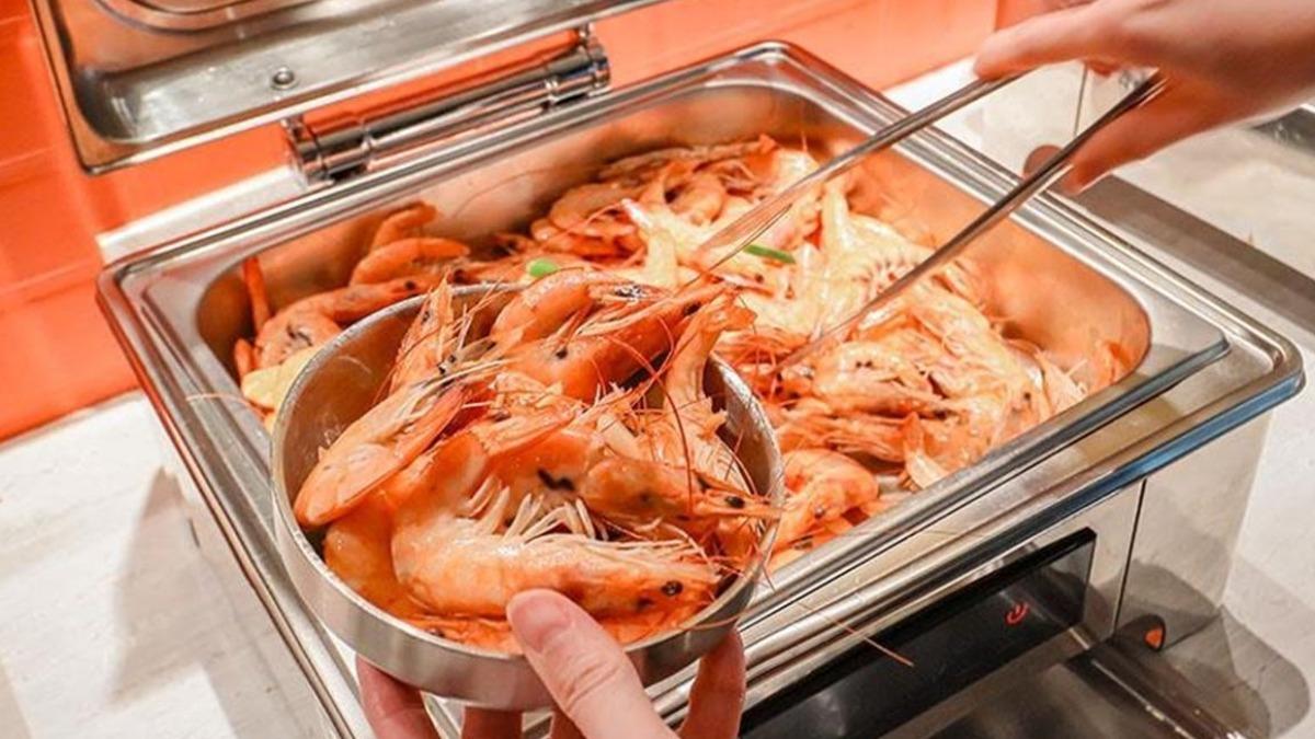 韓式吃到飽店竟然還有蝦子熟食可以吃。（圖／「三歲小草」提供）