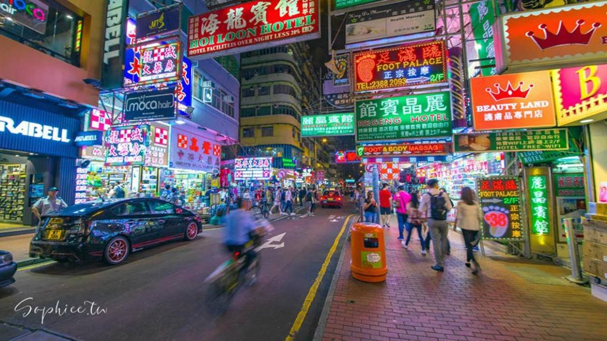 「尖沙咀」是香港最繁忙地區之一,擁有鐘樓和維多利亞港等著名景點。(圖/「蘇菲漫旅」提供)