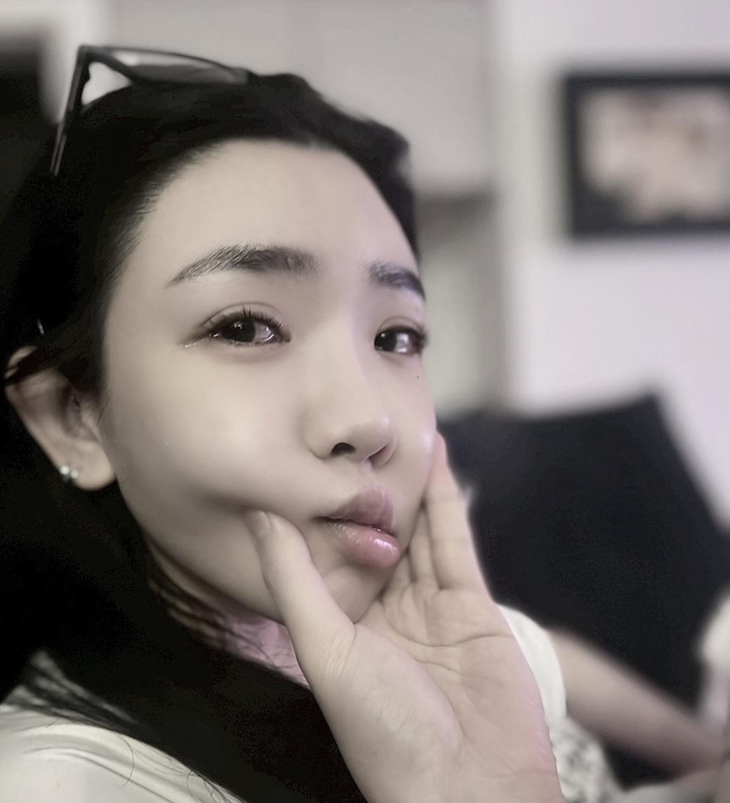 一隻手捏許允樂的臉頰,許允樂表示拍攝者不救。 (圖/翻攝自許允樂IG)