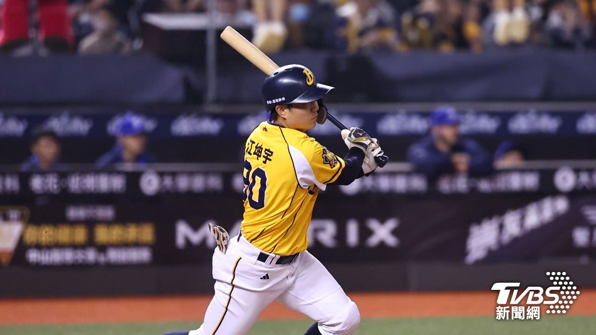 中職/江坤宇遭球吻「手蠻腫」做什麼都痛 平野:可能下週才出賽