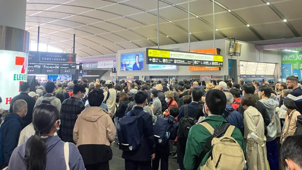 車站因為這起意外被旅客擠爆。(圖/翻攝@livedoornews)