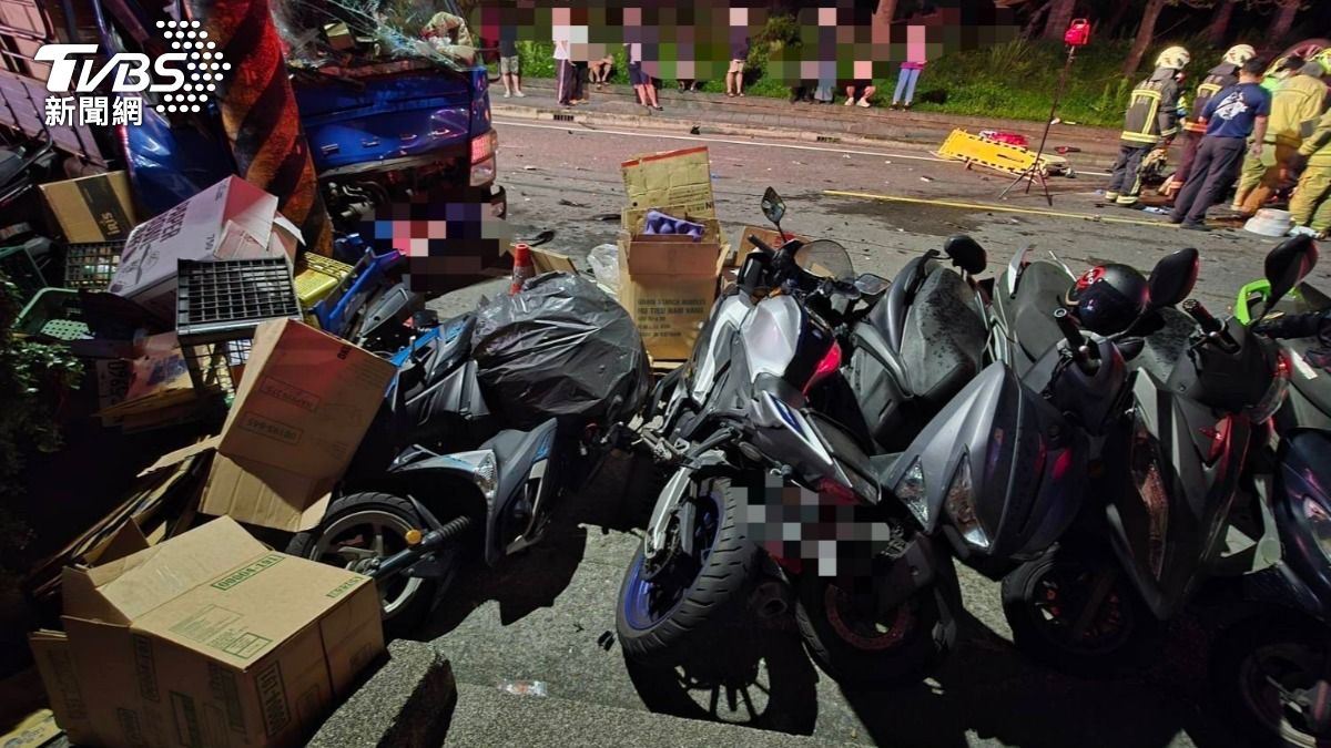 基隆3車追撞死亡車禍,波及路邊8輛機車。(圖/TVBS)