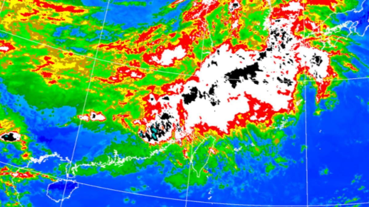 鋒面逐漸靠近台灣,晚間開始西半部留意雷雨。(圖/氣象署)