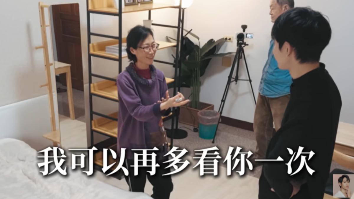 媽媽說Andy再回來貼壁紙,就可以再多看他一次。(圖/翻攝自Andy老師YT頻道)