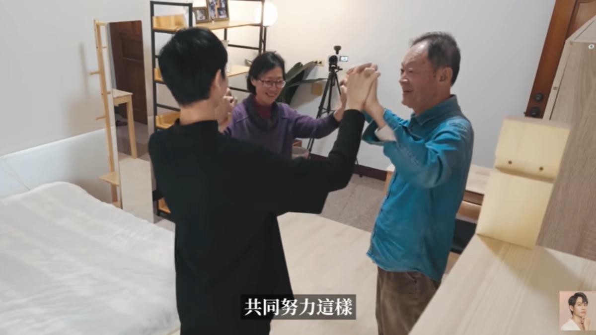 Andy與家人共同改造房間。(圖/翻攝自Andy老師YT頻道)