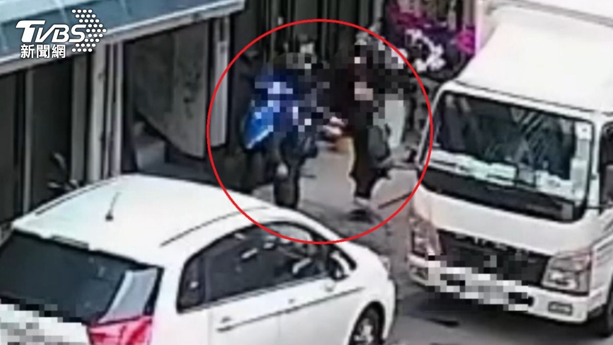 有片/金山男「車借不成」拿石頭猛K友人 引擎蓋血跡斑斑