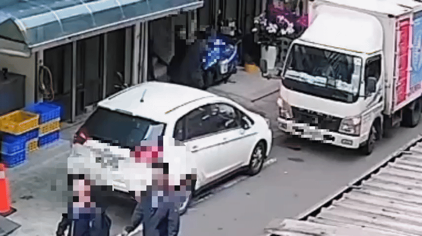 男子車借不成,拿石頭猛K友人。(圖/TVBS)