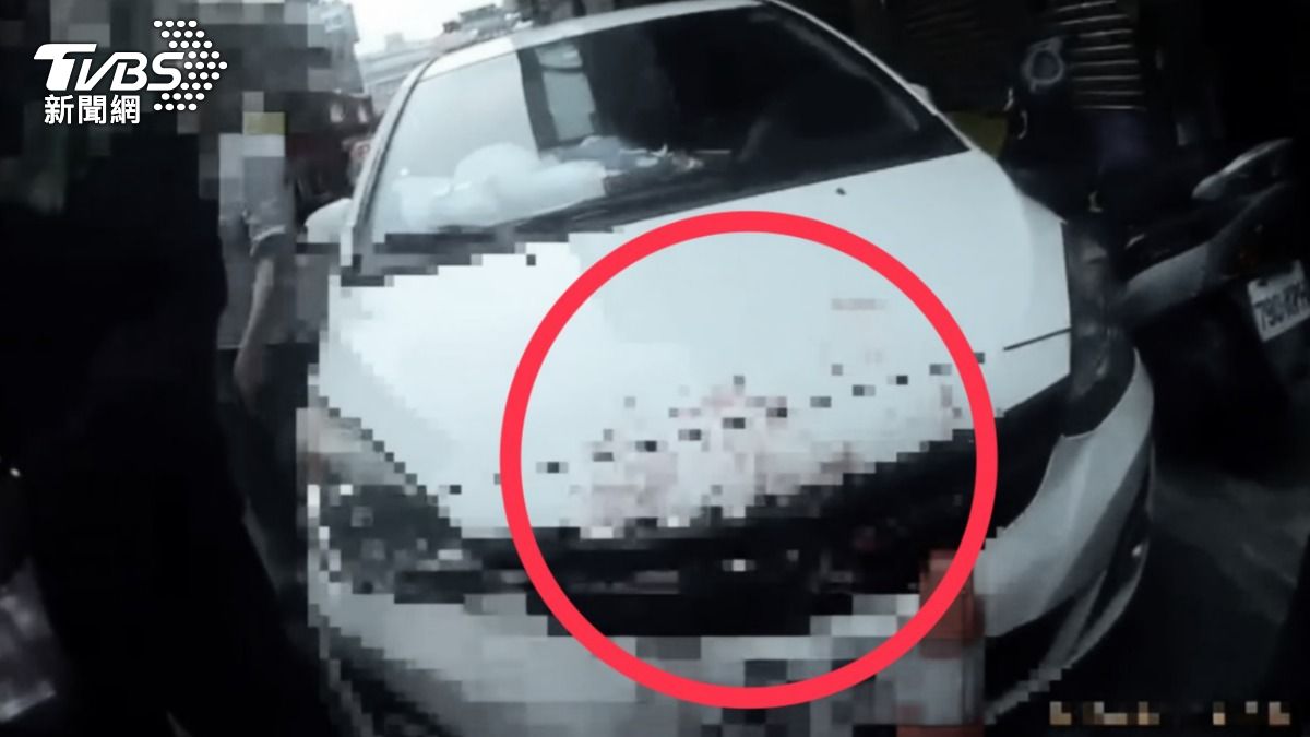 王男的血也直接噴灑到一旁車子的引擎蓋上。(圖/TVBS)