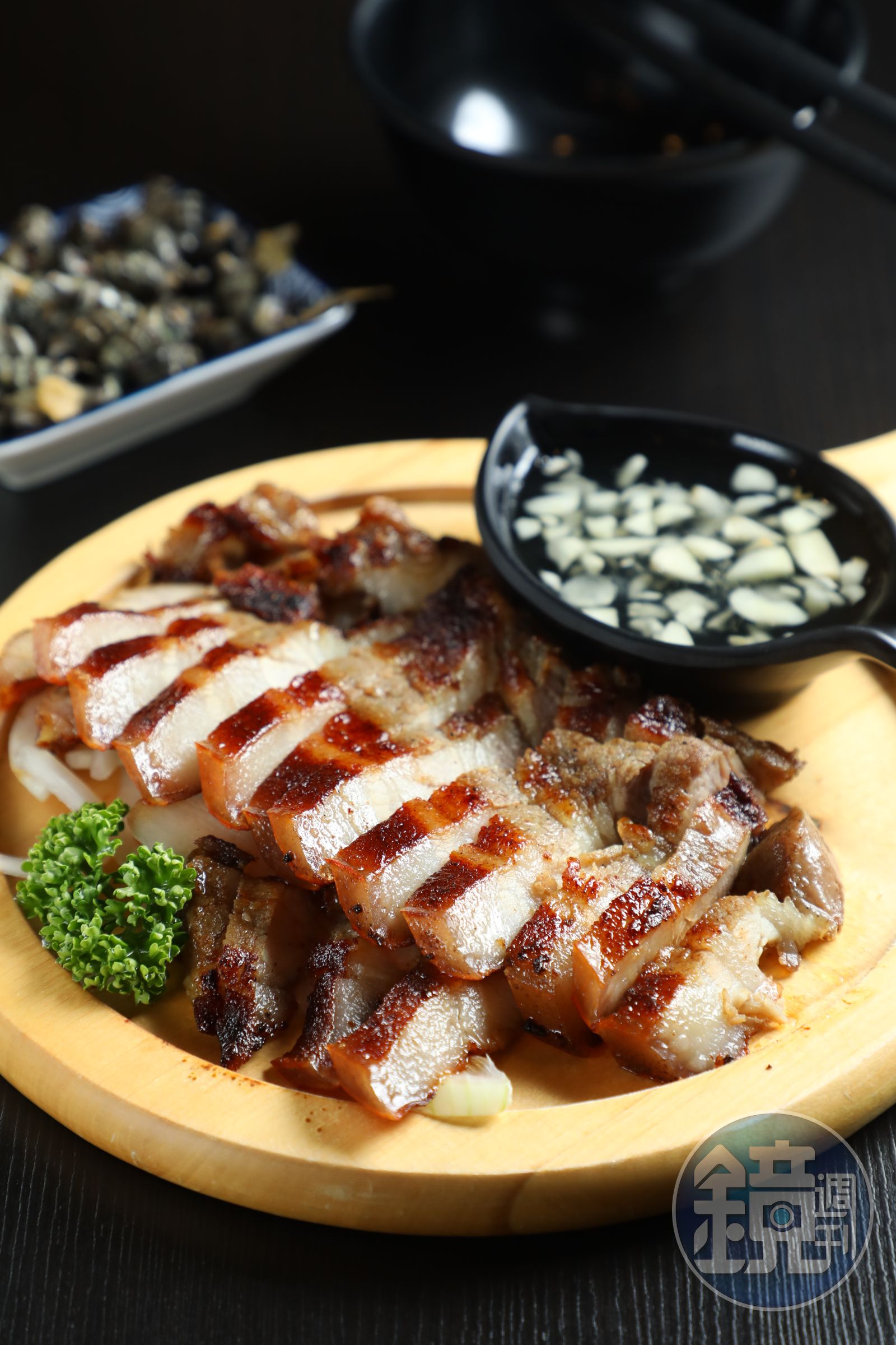 「鹽烤五花肉」使用台東溫體豬,再以胡椒、花椒、五香等香料醃製後火烤。(200元/份)(圖/鏡週刊)