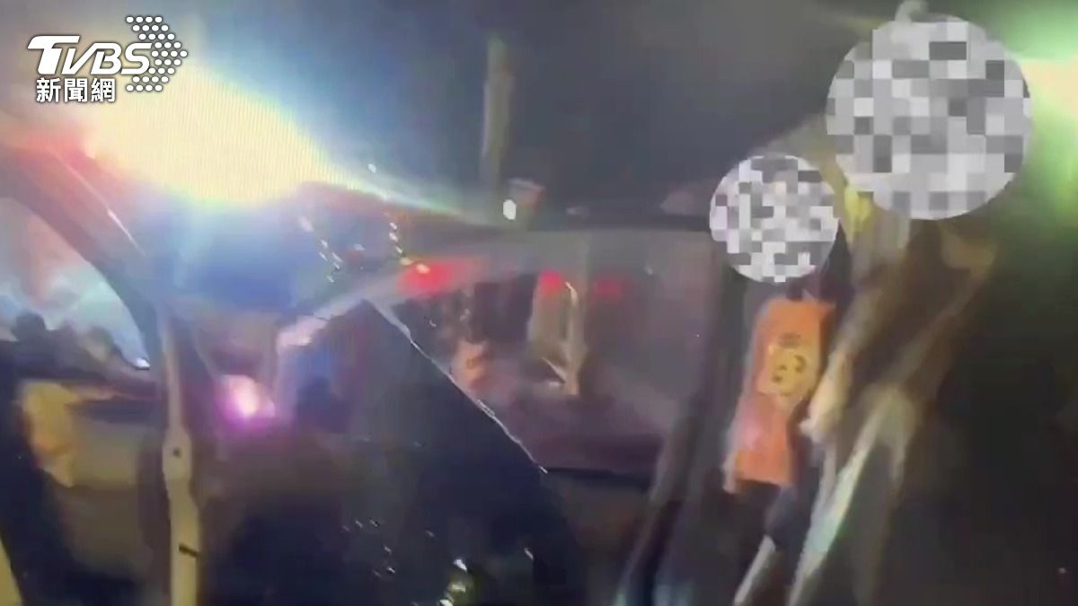 女駕駛車內被抽出毒品彩虹菸。(圖/TVBS)