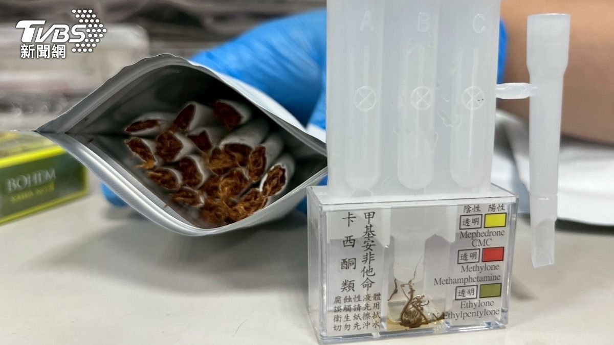 警方查扣毒品彩虹煙約50根。(圖/TVBS)