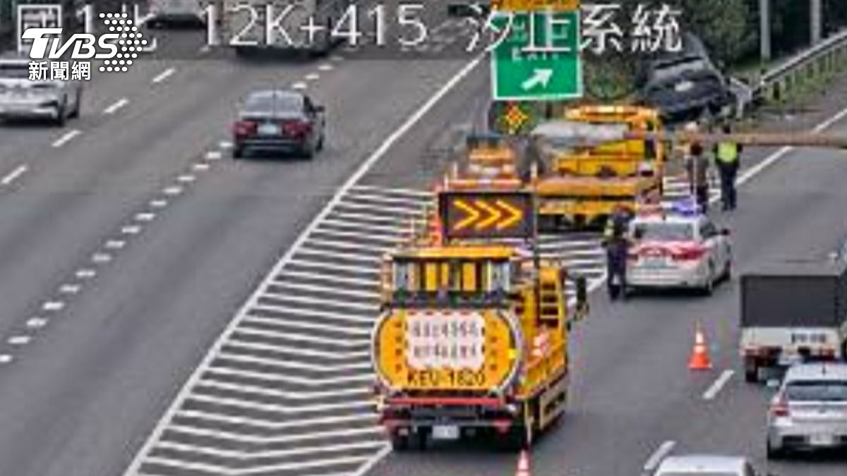 快訊／國1北汐止匝道轎車自撞　衝破護欄卡邊坡