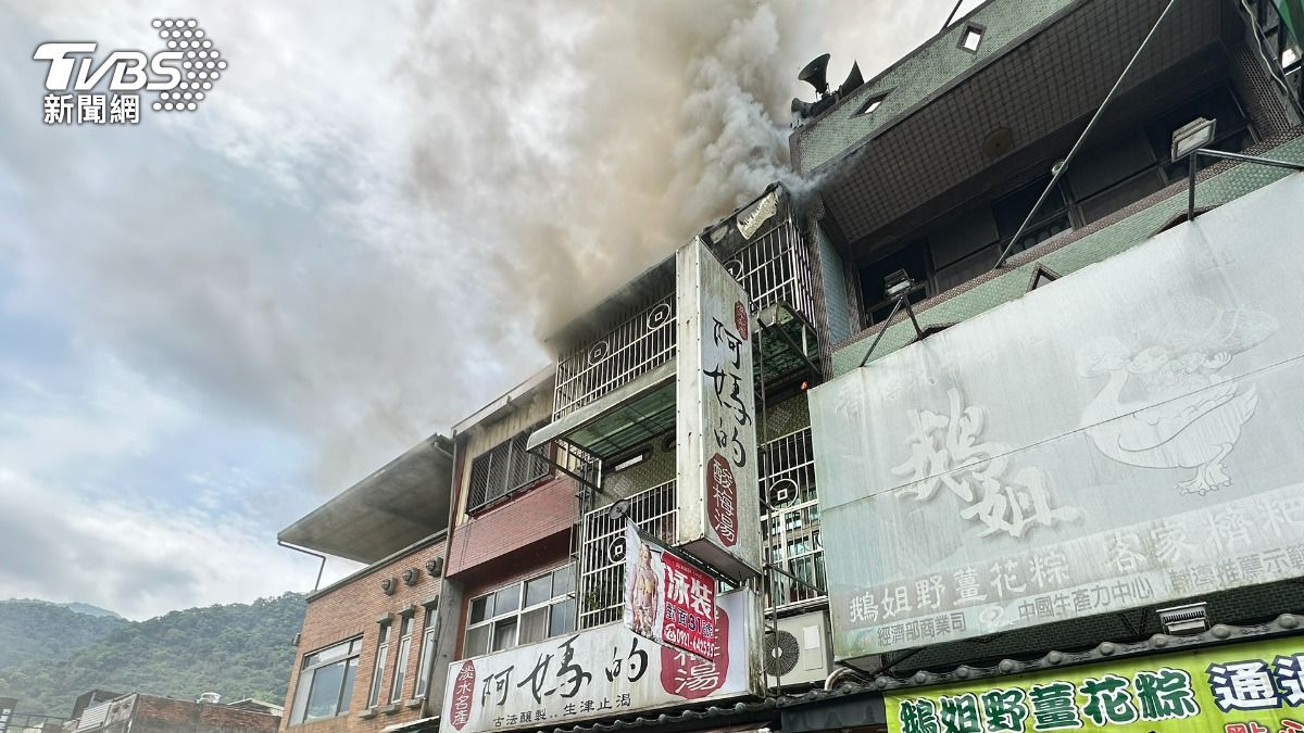 內灣老街火警!倉庫火舌狂竄燒至鄰棟 現場一片焦黑損失百萬