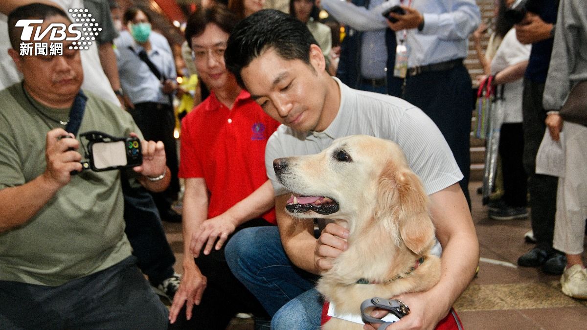 臺北市長蔣萬安也與惠光導盲犬學校「教育宣導犬」Ellie體驗狗狗友善列車。(圖／胡瑞麒攝)