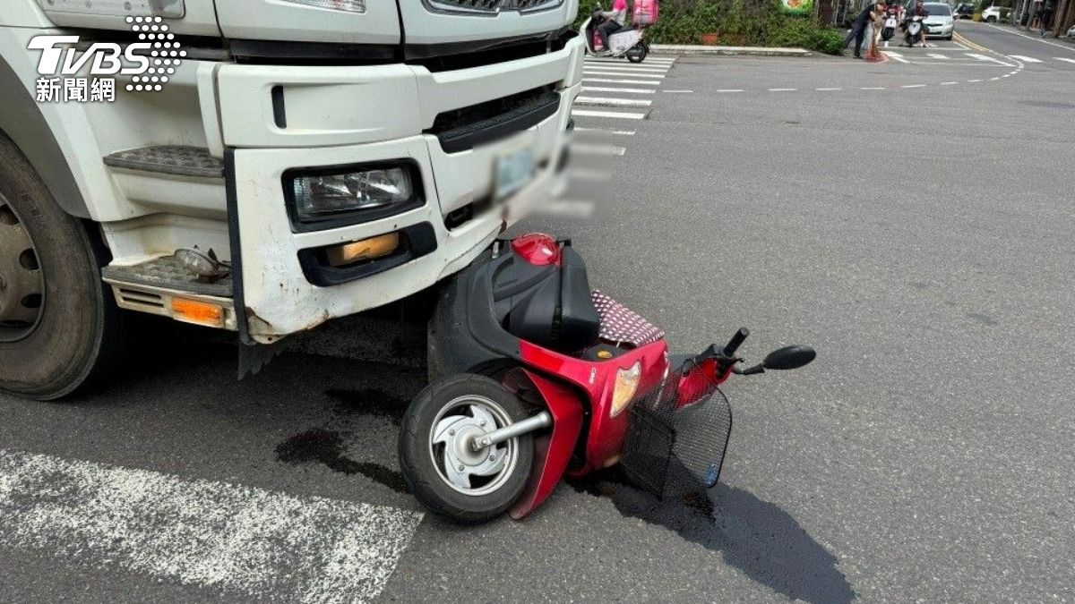 有片/桃園驚悚車禍!7旬騎士綠燈起步遭預拌車輾過 婦「左腳粉碎」
