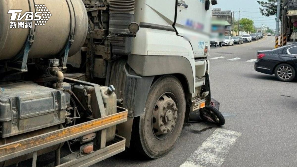 桃園預拌車撞上機車,婦人左腳粉碎送醫。(圖/TVBS)