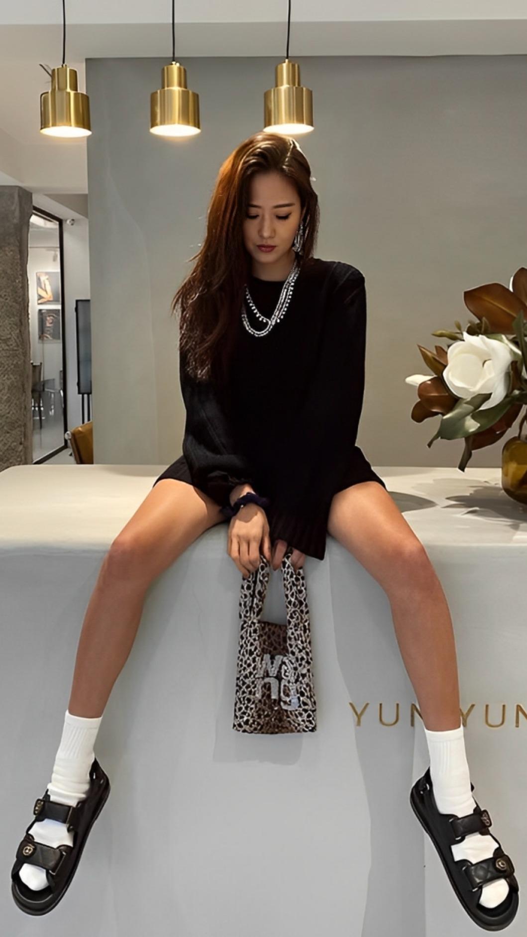 孫芸芸:全黑穿搭X黑色涼鞋X白襪。(圖/翻攝自IG@aimeeyunyunsun)