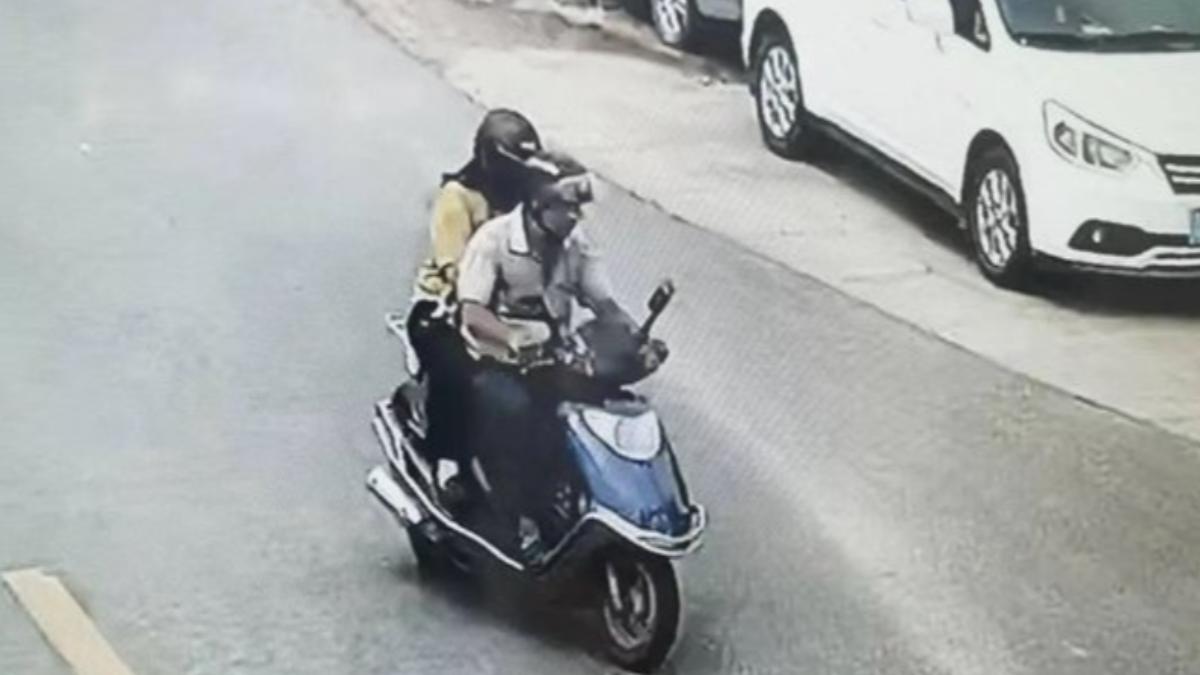 廣東一名50歲女教師因拒絕與60歲男友發生關係而遭男友砍死，圖為男友載女教師的監視器畫面。（圖／翻攝自新浪新聞網）