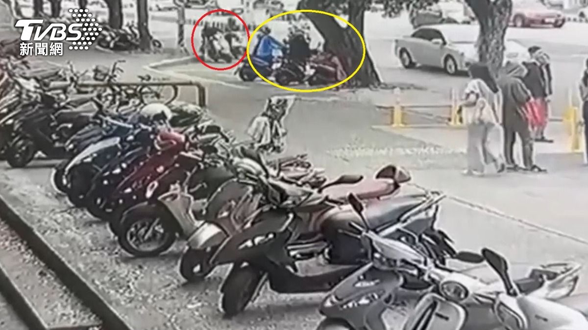 台中機車待轉區變待撞區!「把手碰手掌」5車摔6人掛彩