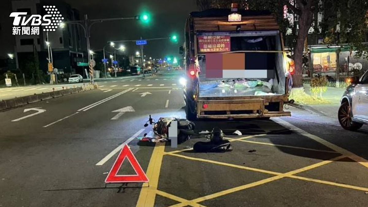 女騎士撞擊垃圾車倒地死亡。（圖／TVBS）