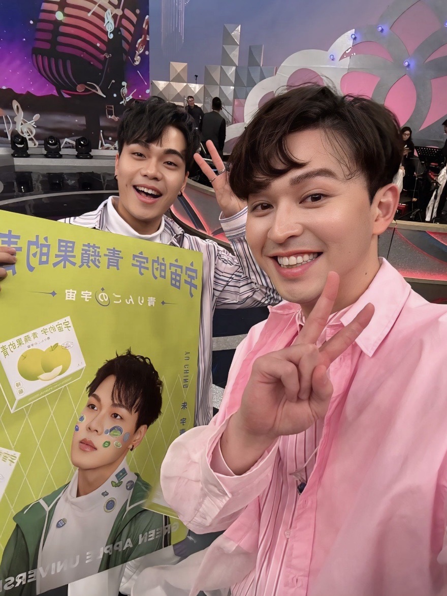 李子森相當照顧師弟朱宇青。(圖/米樂士娛樂提供)