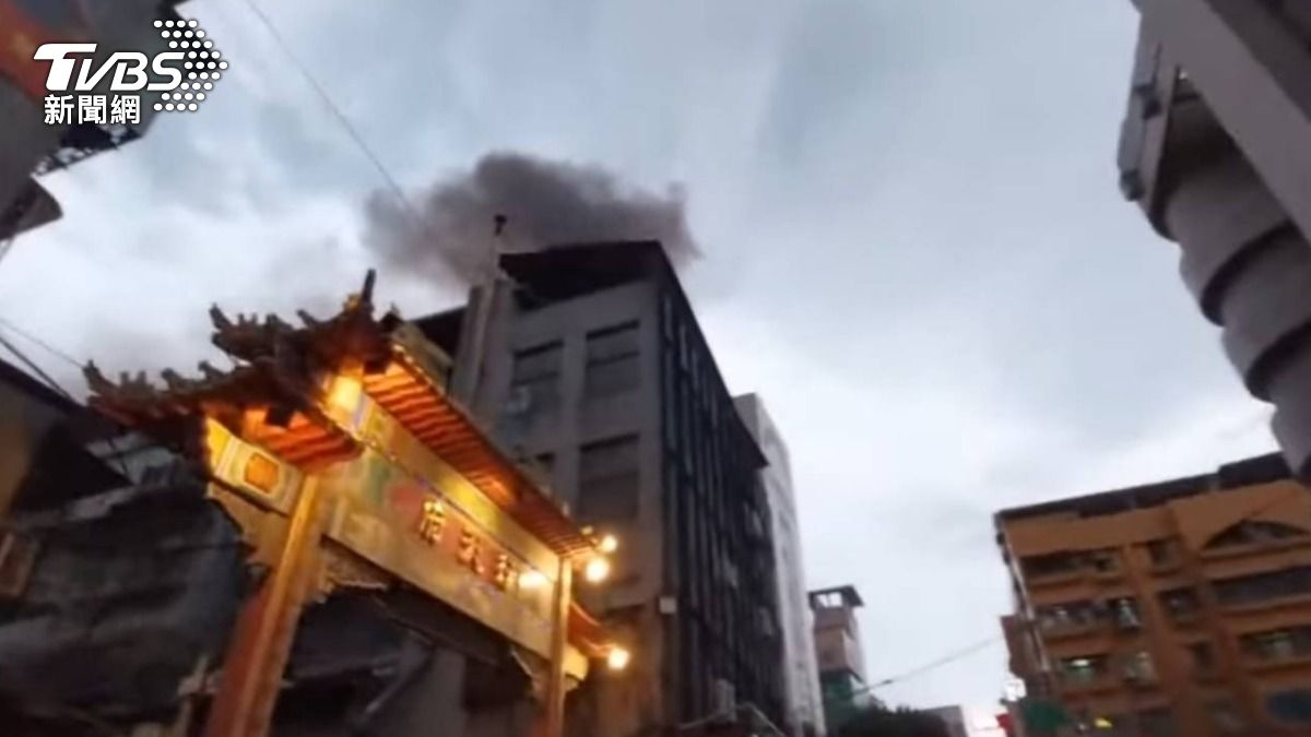 從遠處就可看到天空冒出大量濃煙。（圖／TVBS）
