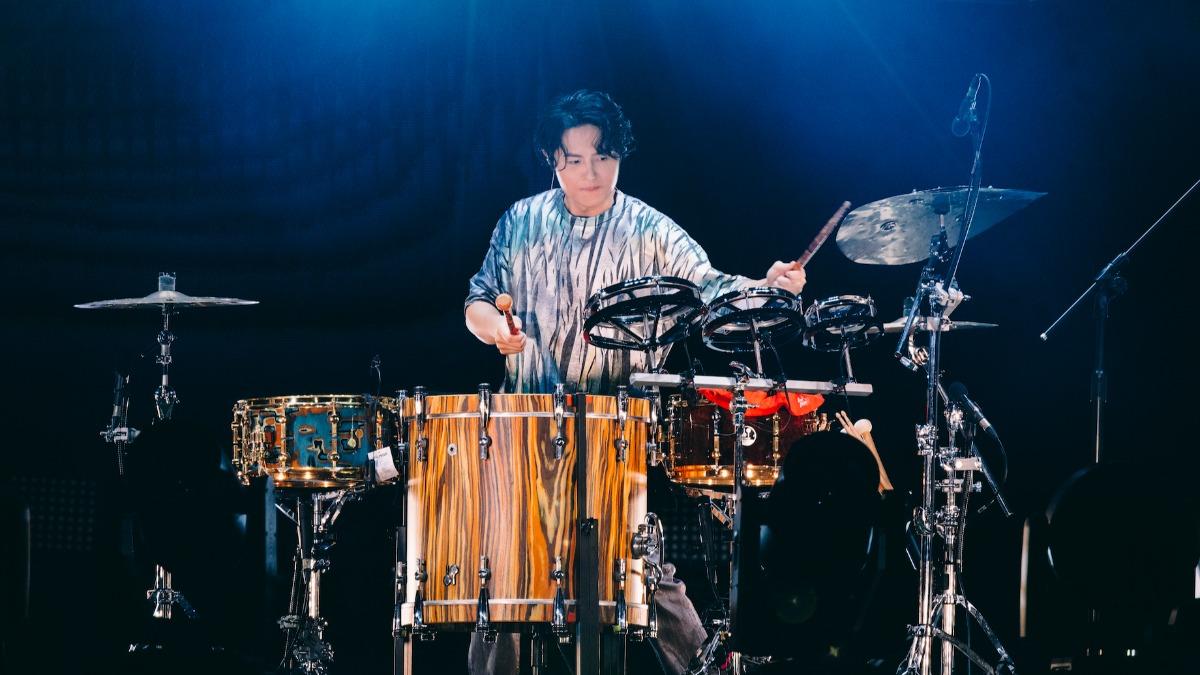 哲謙對於首度登上高雄世運感動不已。(圖/相信音樂提供)