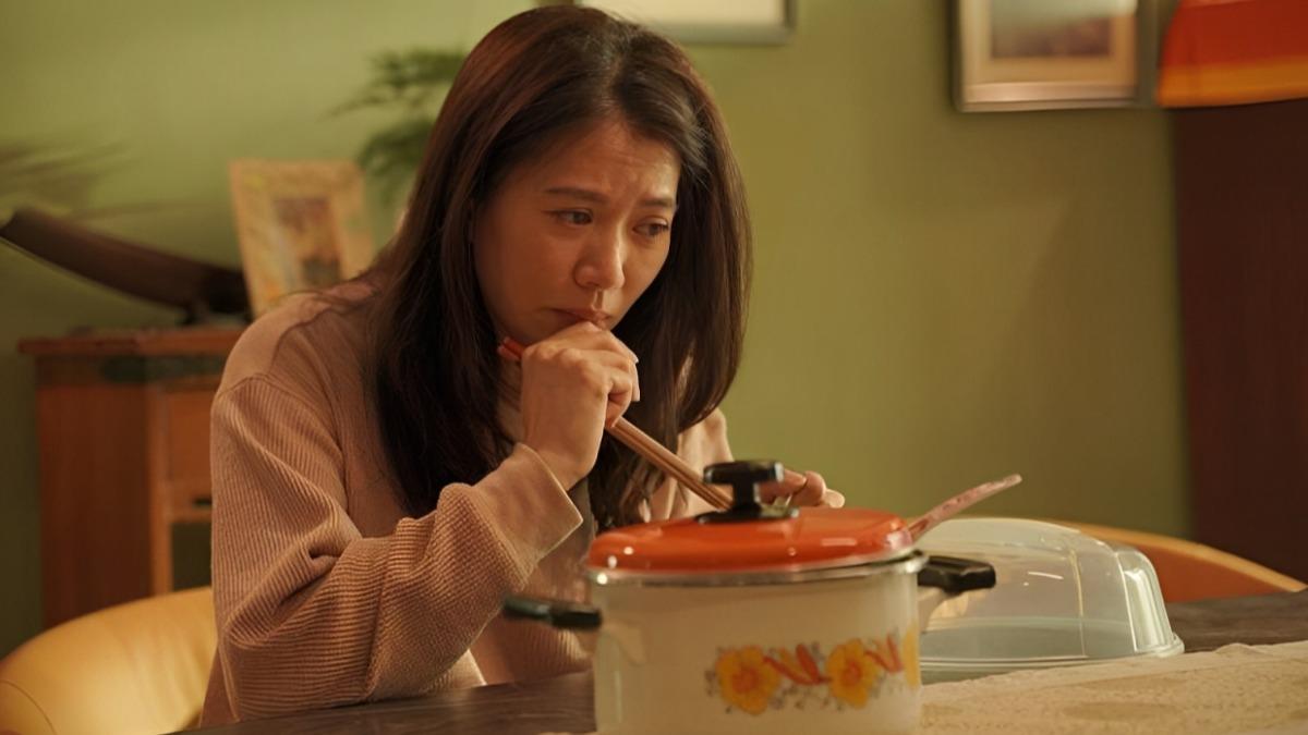 其中一場獨自吃麵的戲,更演到不停落淚。(圖/「阿嬤有喜」劇照)