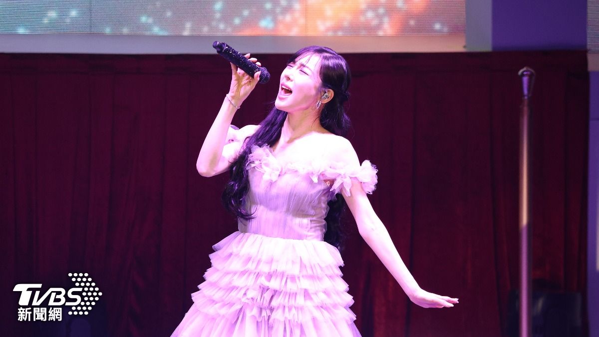 不顧低胸禮服!蒂芬妮跪地全力玩遊戲 獻唱少女時代4名曲太感動