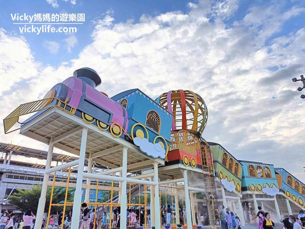 「林邊共融公園」有30公尺高的七彩火車。(圖/「Vicky媽媽的遊樂園」提供)