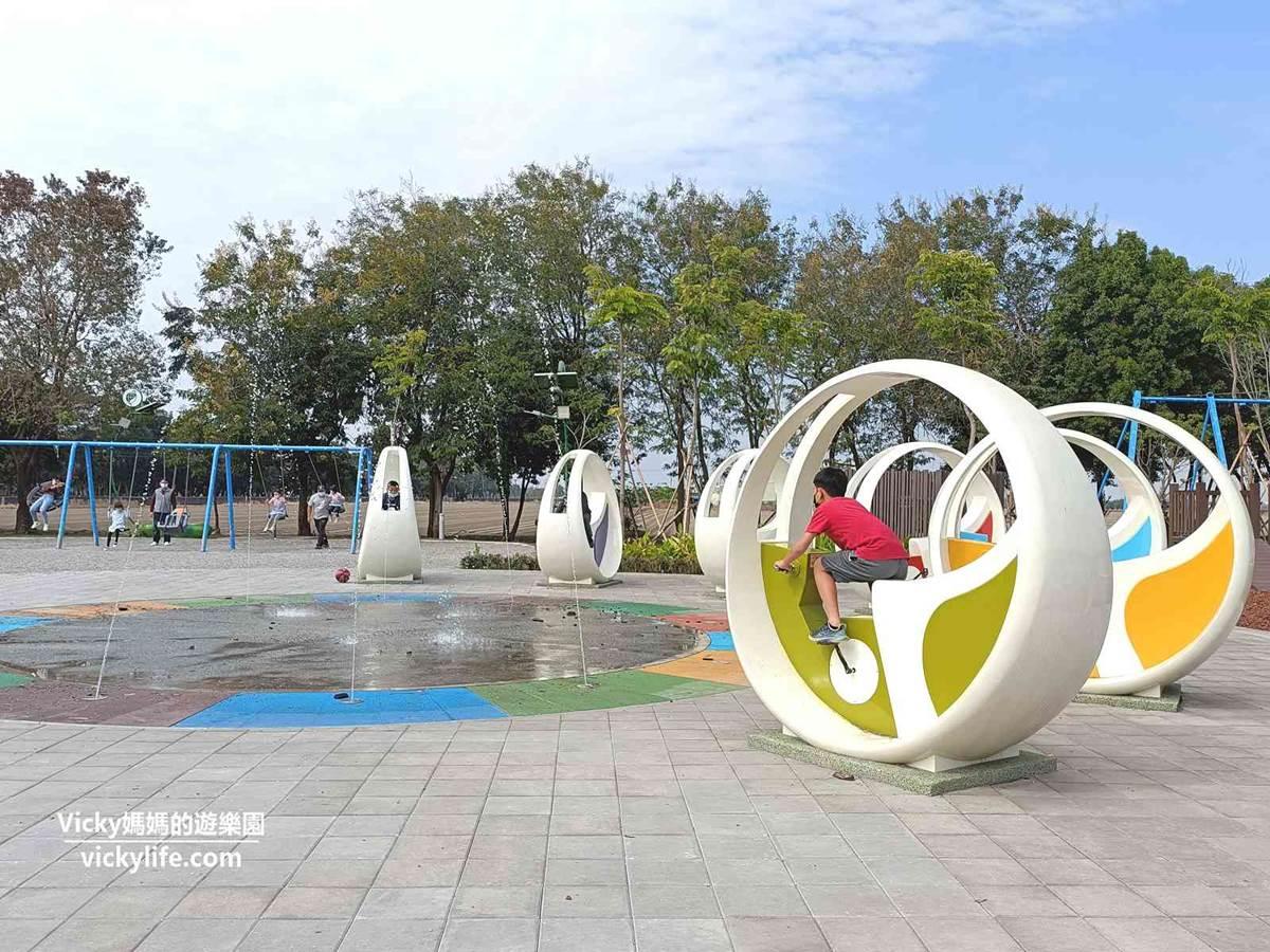 要花力氣踩踏「愛的魔力自行車噴泉」,中間噴泉就可以噴的愈高。(圖/「Vicky媽媽的遊樂園」提供)
