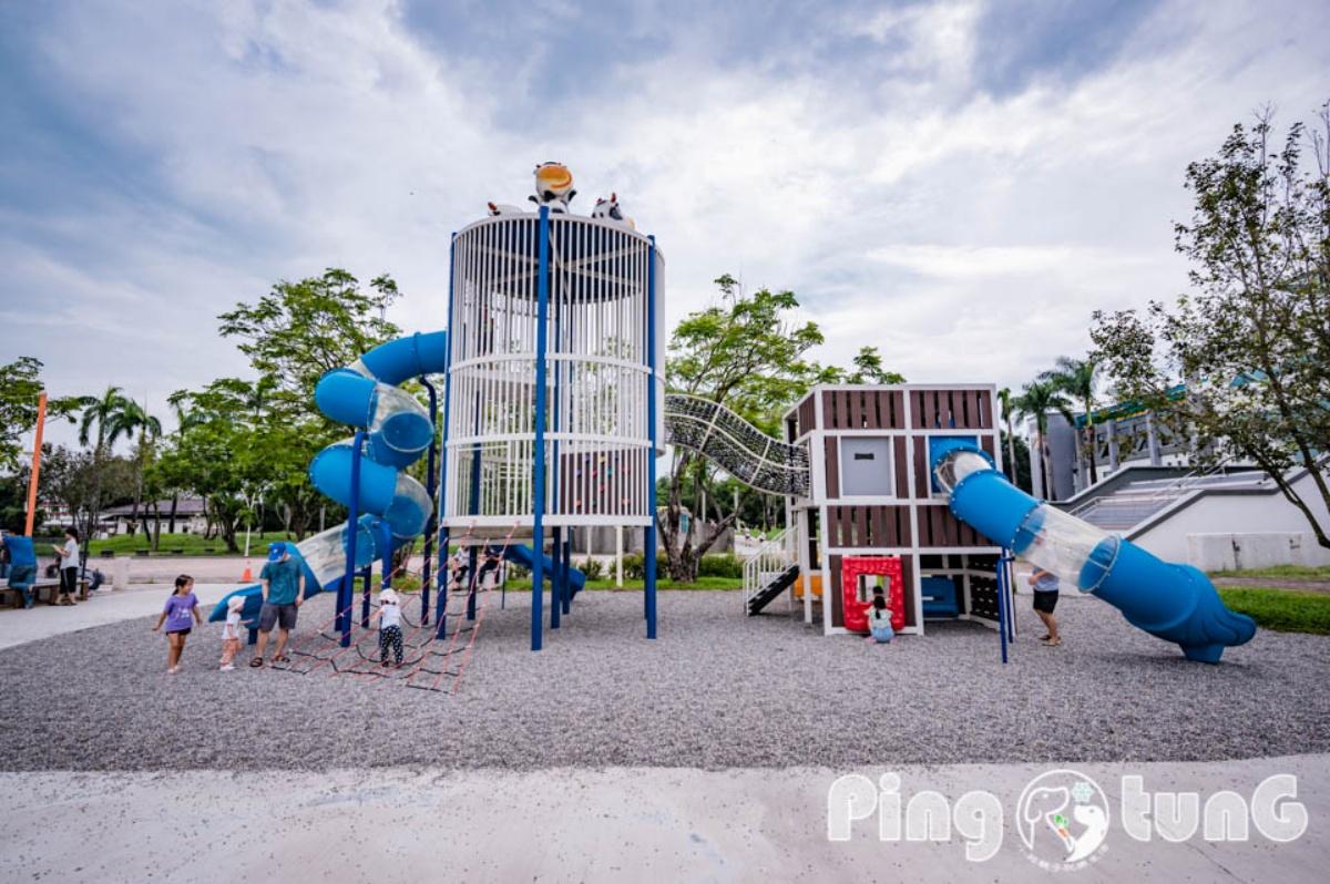 萬丹公園:乳牛雙塔溜滑梯。(圖/「小菲親子玩樂生活」提供)