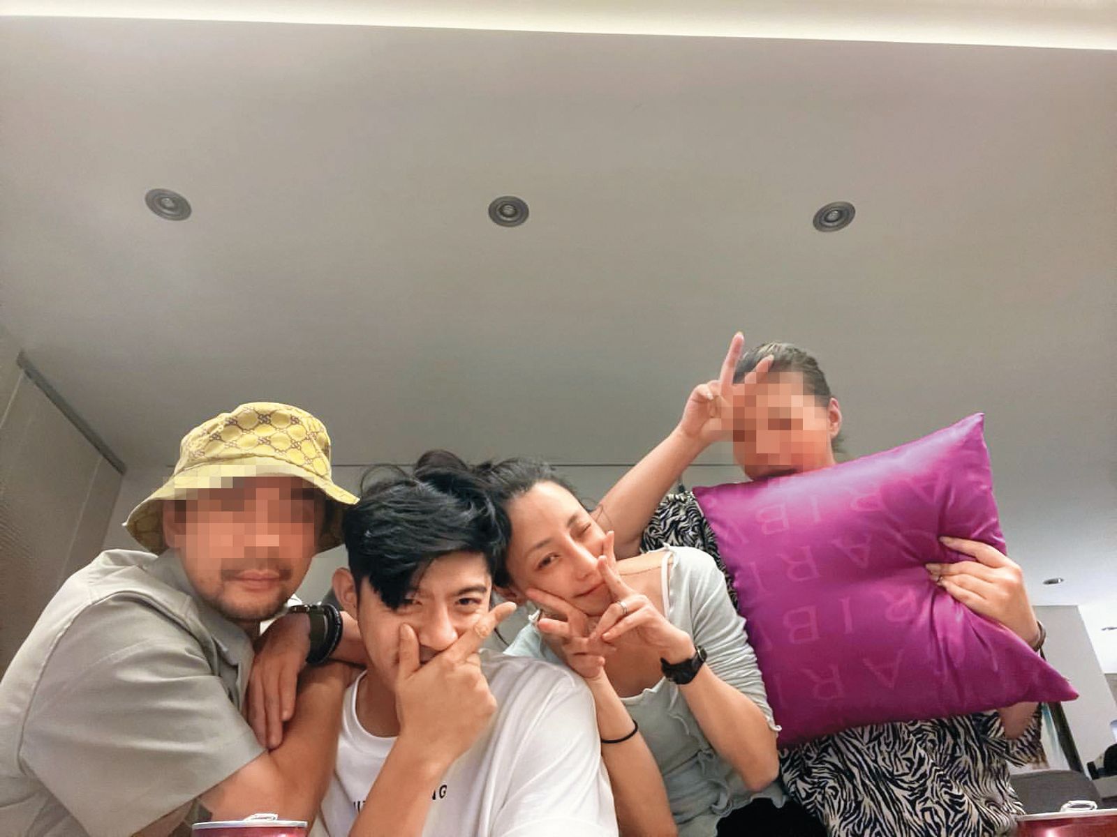 王柏傑(左二)、謝欣穎(右二)的社群照片居家且日常,和友人同度謝欣穎生日,朋友圈也都和在一起。(翻攝自謝欣穎IG)