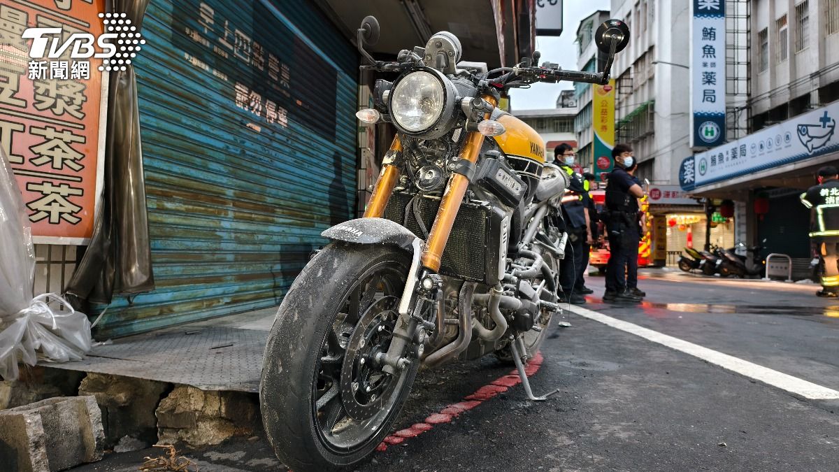 紅牌重機車主無奈表示,原本今日計畫展開環島之旅,如今車子遭波及無法成行,實在怨嘆。(圖/陳冠宇攝)
